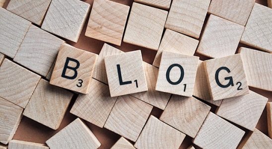 Ordet blog i träbokstäver
