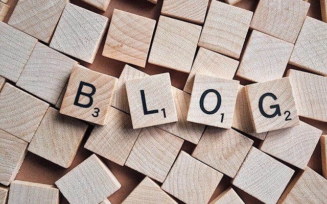 Ordet blog i träbokstäver